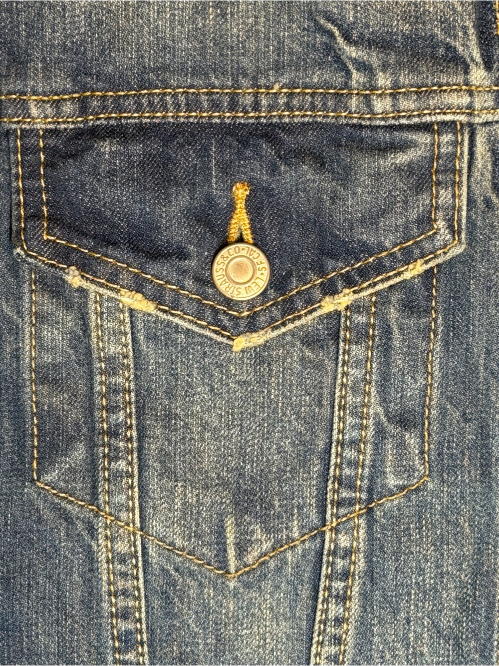 Levi’s Men’s Denim Trucker Jacket Medium Distressed Wash NWT Standard Fit - Picture 6 of 12